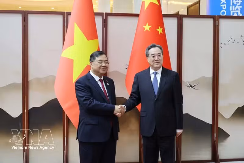 越南政府常务副总理范嘉足（左）与中国国务院副总理丁薛祥。（图片来源：越通社）