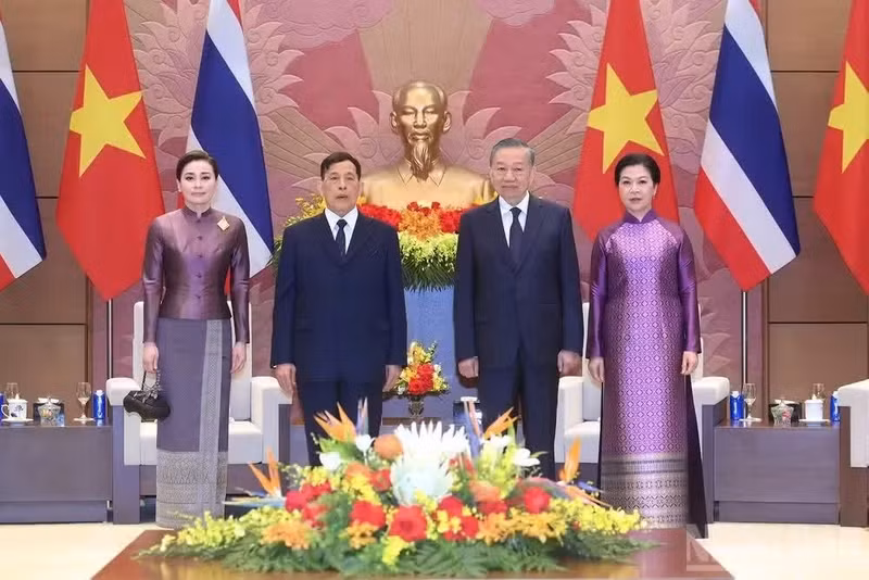 越共中央总书记、国家主席苏林及夫人吴芳璃邀与泰国国王玛哈·哇集拉隆功和王后苏提达·帕查拉素塔皮蒙拉。（登科 摄）