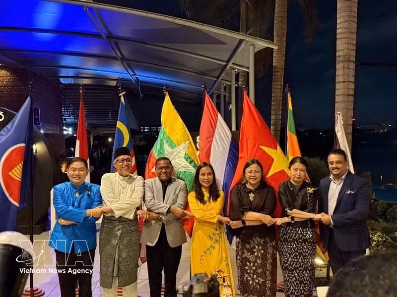 东盟各国驻斯里兰卡大使在活动现场举行传统握手仪式，彰显东盟团结与友好精神。（图片来源：越通社）