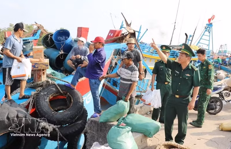 同塔省边防部队在嘉顺乡渔民出海前，向他们宣传防范IUU非法捕捞活动。（图片来源：越通社）