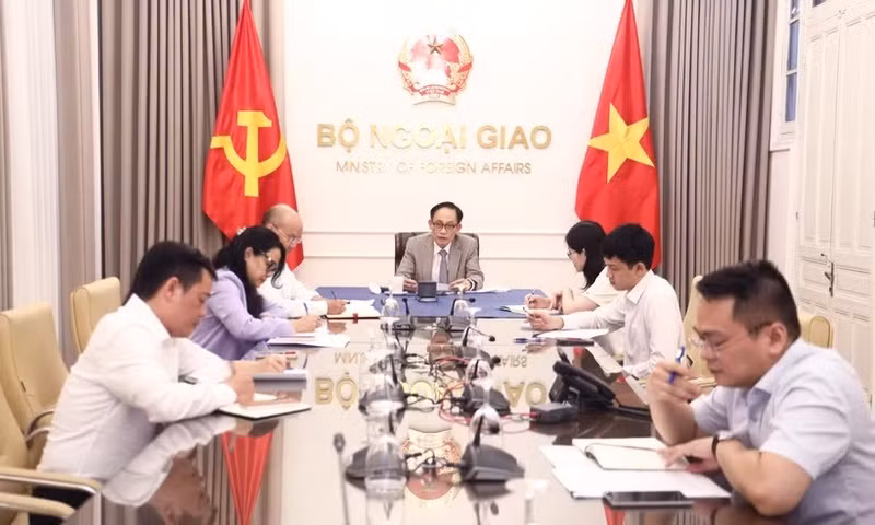 越南外交部长黎怀忠与加拿大外交部长阿妮塔·阿南德通电话。
