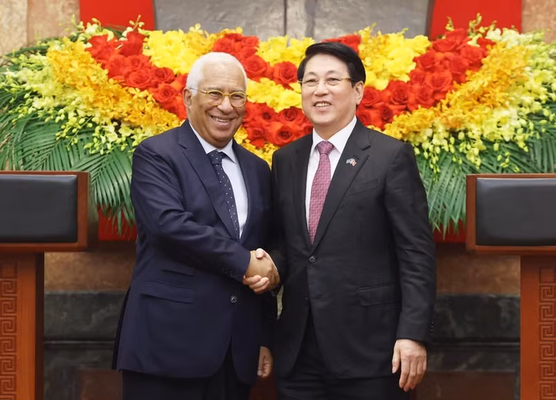 越南国家主席梁强与欧洲理事会主席安东尼奥·科斯塔在会谈后共同会见记者。