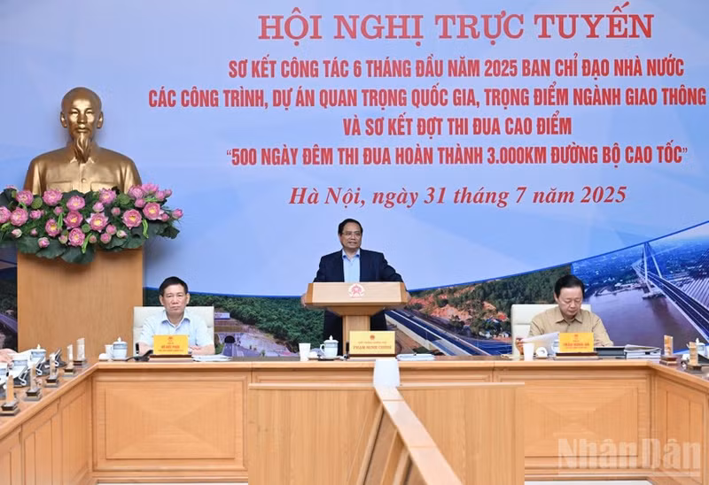 范明正总理主持会议。（陈海 摄）