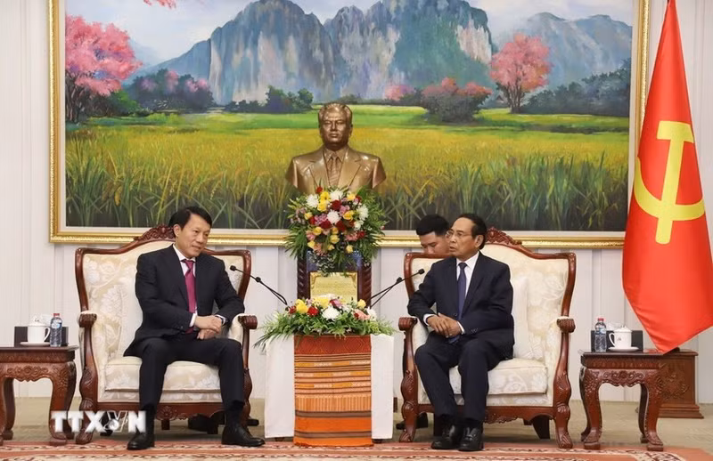 老挝人民革命党中央政治局委员、书记处常务书记、老挝国家副主席本通·吉玛尼会见越共中央政治局委员、公安部部长梁三光大将。