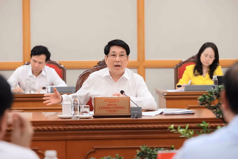 国家主席梁强与金瓯和兴安两省省委常委会召开工作会议。