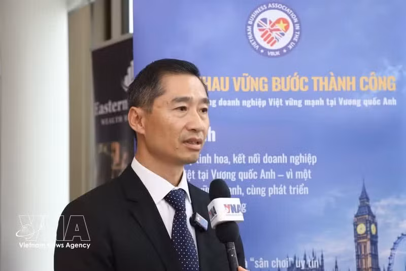 英国越南企业与企业家协会副主席郑玉刚接受越通社记者采访。（图片来源：越通社）