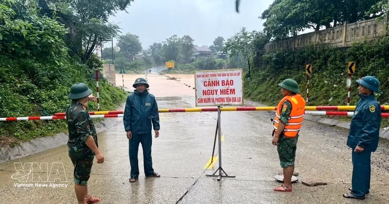 边防部队主动应对强降雨，确保边境地区安全。（图片来源：越通社）