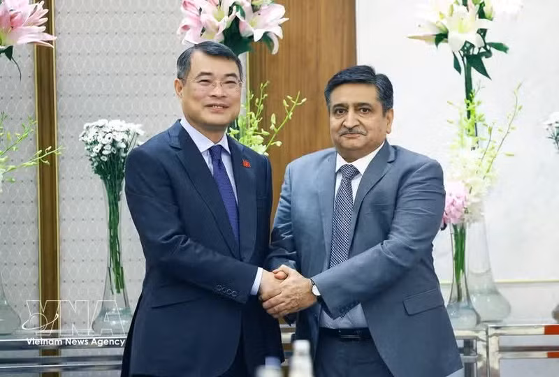 越南政府总理黎明兴会见ACME集团副董事长桑杰·达万。（图片来源：越通社）