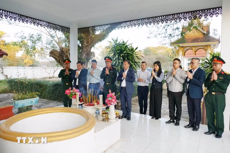 越南驻老大使馆代表在老越战斗联盟遗迹区上香。