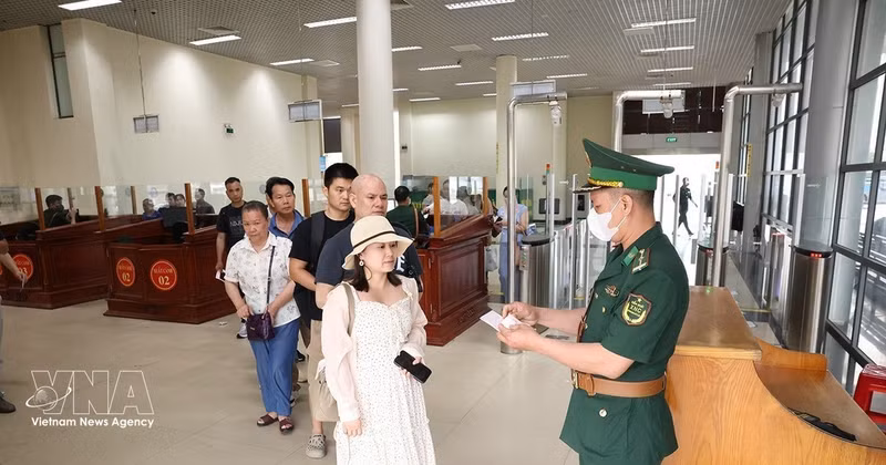 芒街国际口岸边防部队在北仑一号口岸为旅客办理出境手续。