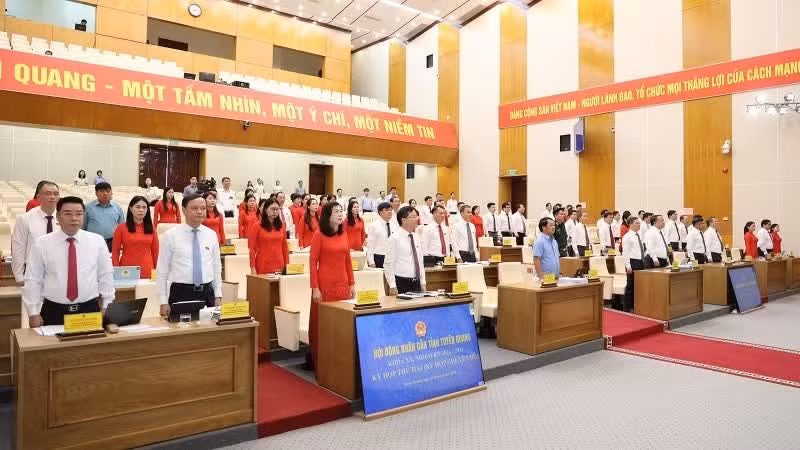 宣光省人民议会代表向国旗敬礼。