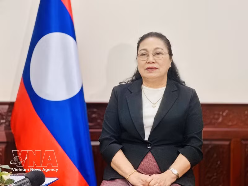 老挝人民民主共和国驻越南特命全权大使坎葆·恩塔万接受越南通讯社记者的采访。