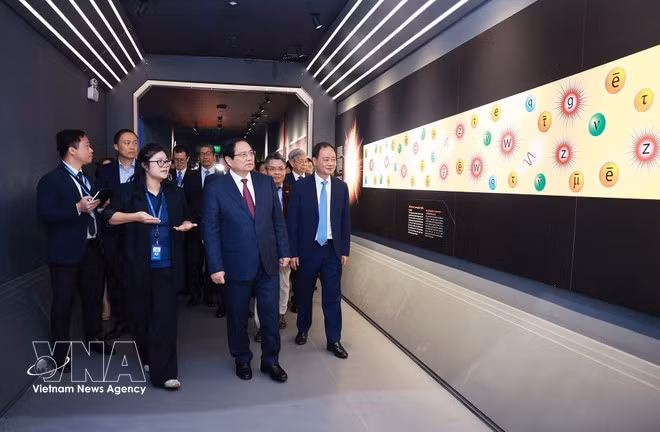 范明正总理参观位于和乐高科技园区的越南航天博物馆。