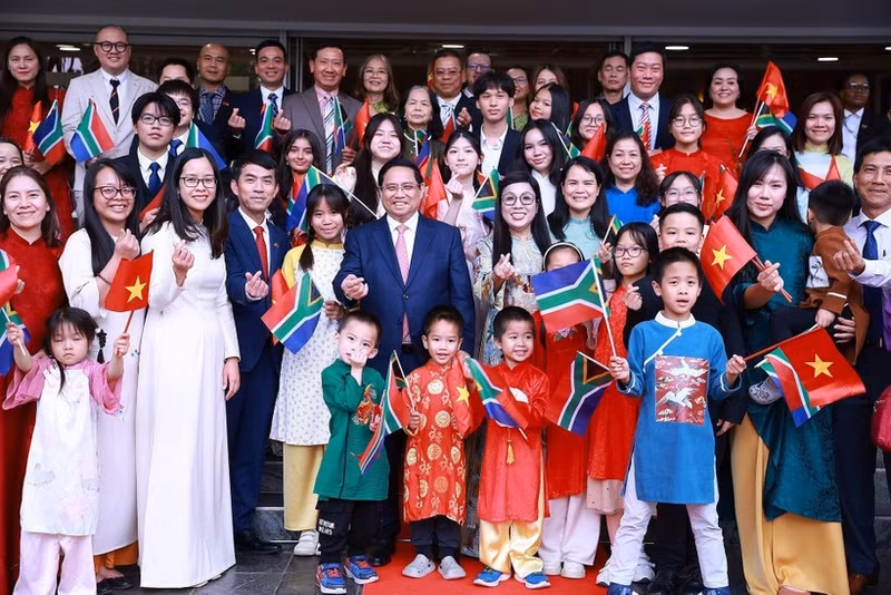 越南政府总理范明正与夫人会见旅居南非越南人社群。