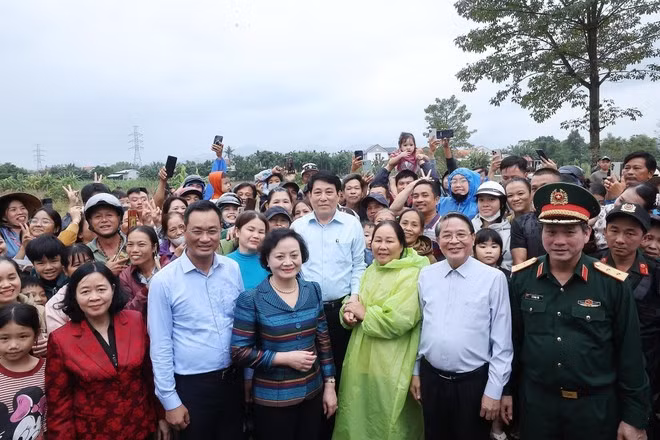 越南国家主席梁强走访慰问当地受洪水影响的民众。