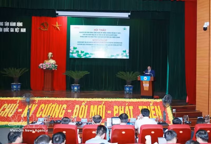 越南国家地雷行动中心常务副主任何廷香发表讲话。（图片来源：越通社）
