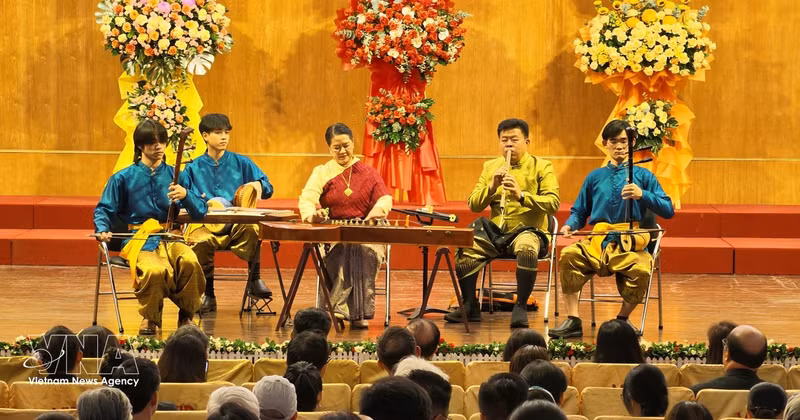 泰国艺术家在音乐节上表演。