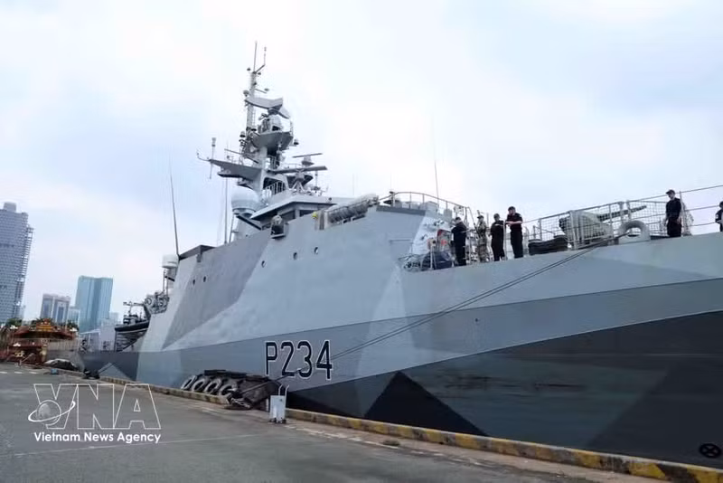 英国皇家海军“斯佩”号(HMS Spey)近海巡逻舰停靠龙屋-庆会国际港。（图片来源：越通社）