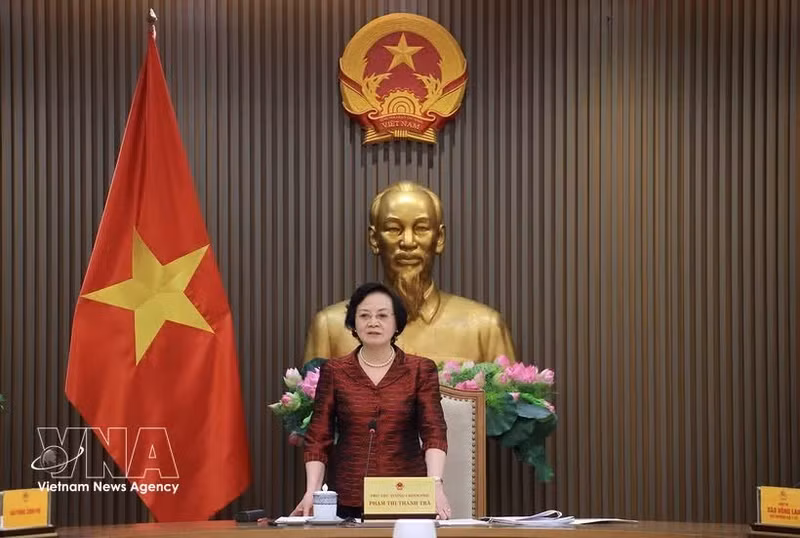 越共中央书记处书记、政府副总理、国家老年人委员会主席范氏清茶主持会议。（图片来源：越通社）
