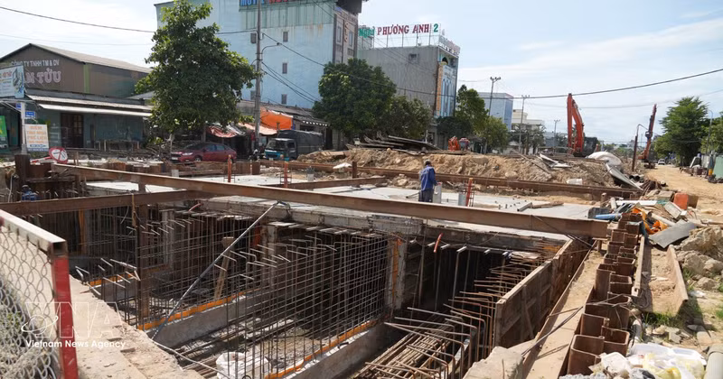 岘港收集雨水并缓解城市内涝的工程施工现场。
