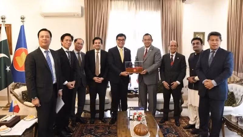 东盟驻巴基斯坦各国大使与巴基斯坦石油部部长阿里·佩尔韦兹·马利克合影留念。（图片来源：越南驻巴基斯坦大使馆）
