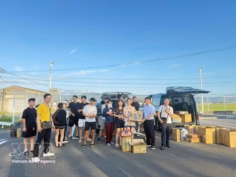 越南驻福冈总领事馆代表向熊本县的越南人移交救助物资。