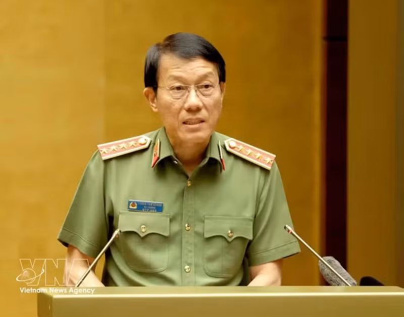 越共中央政治局委员、公安部长梁三光大将 。