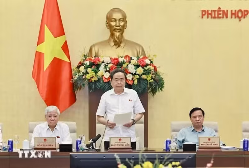 国会主席陈青敏在会议上发表讲话。（图片来源：越通社）