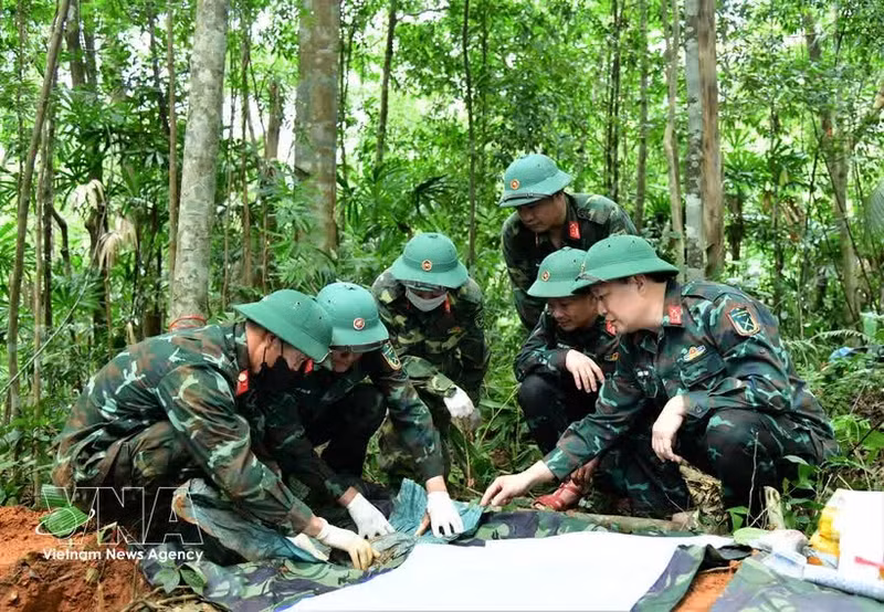 第337经济国防团烈士遗骸搜寻队工作人员在广治省向立乡Cựp Cuôi村Cây Lỗi溪山一带搜寻、归集烈士遗骸。（图片来源：越通社）
