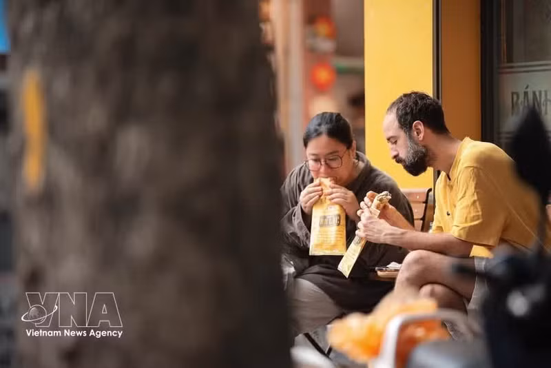 越南面包已成为国际游客探索河内美食时“必尝”的一道佳肴。（图片来源：越通社）