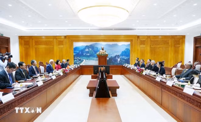 越南和平委员会与老挝和平与团结委员会举行会谈。