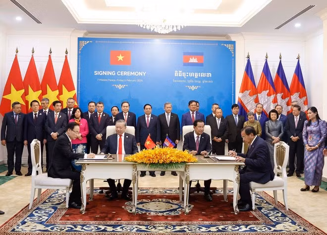 越共中央总书记苏林与柬埔寨人民党主席洪森出席越柬合作文件签署和交换仪式。