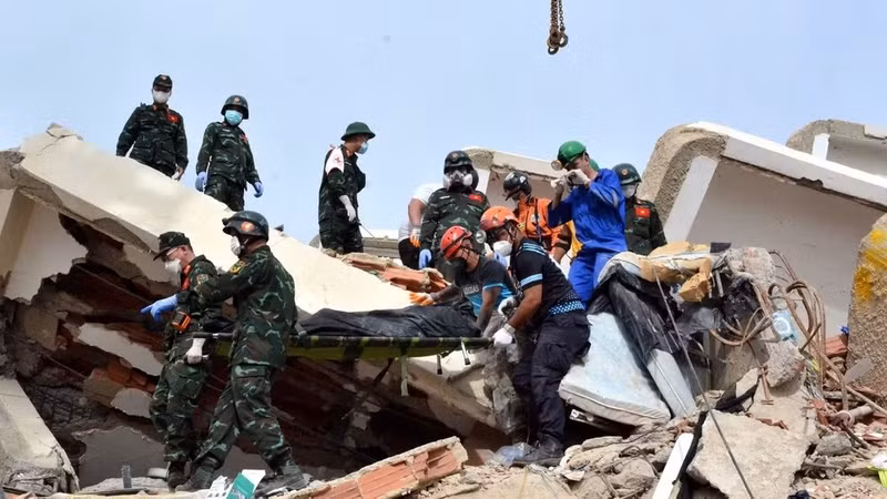 当地时间7月4日，当地救援力量协调行动，将遇难者遗体从倒塌的建筑物中移出。（黄武 摄）