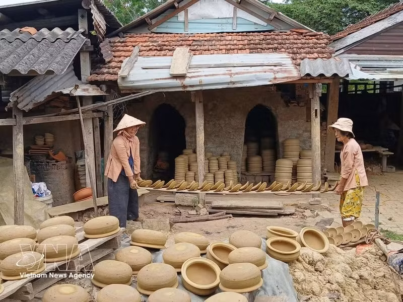 坐落于秋盆河畔的清河陶瓷村拥有近500年历史，以陶瓷、陶土制品闻名，其传统制陶技艺代代相传，至今仍得到完整保留与传承。