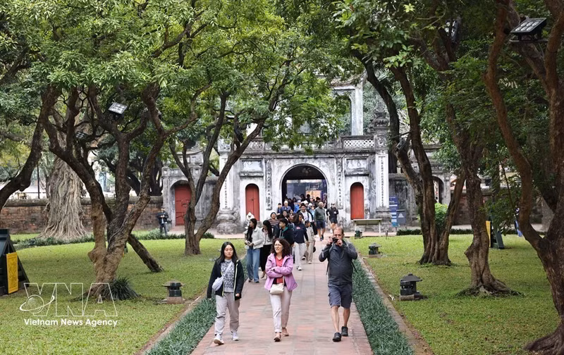 参观文庙-国子监的游客。