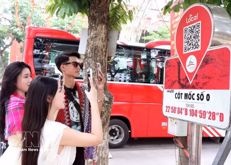游客用手机扫描了解旅游目的地相关信息。