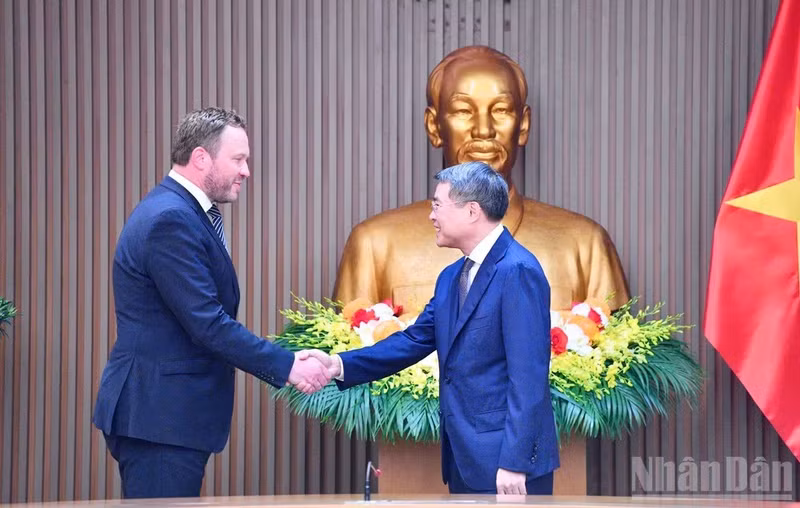 越南政府总理黎明兴会见爱沙尼亚外交部长马尔古斯·查赫克纳。