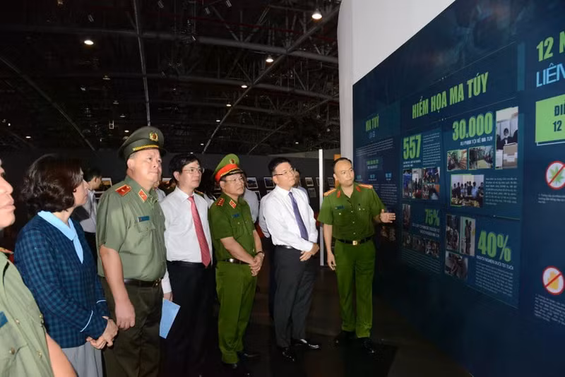 黎成龙副总理与各位代表参观有关打击毒品的展览。