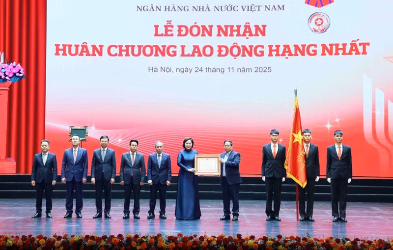 范明正总理代表党和国家领导向越南国家银行集体授予一等劳动勋章。