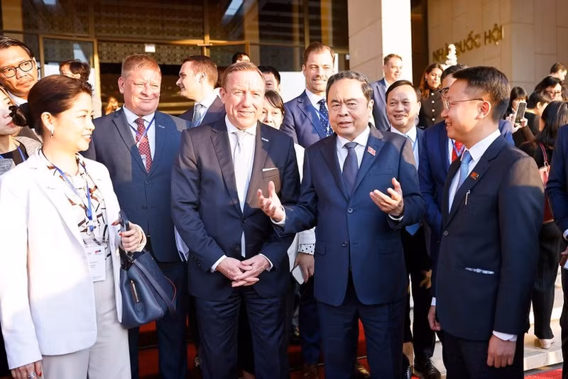 越南国会主席陈青敏会见欧盟—东盟商务理事会企业代表团。