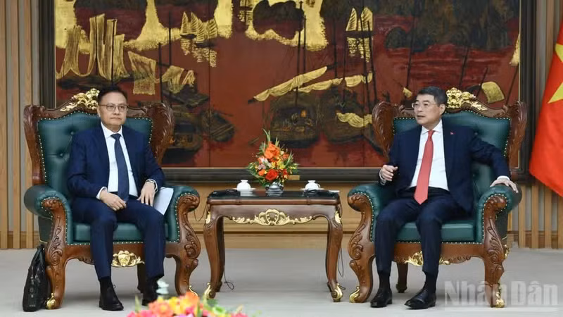 越南政府总理黎明兴会见老挝副总理兼财政部部长、老越合作委员会主席桑提帕·丰威汉。（青江 摄）