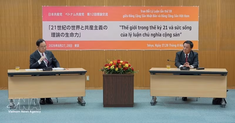 越共中央理论委员会主席阮春胜拜会了日本共产党中央委员会指导委员会主席志位和夫（Shii Kazuo）。（图片来源：越通社）