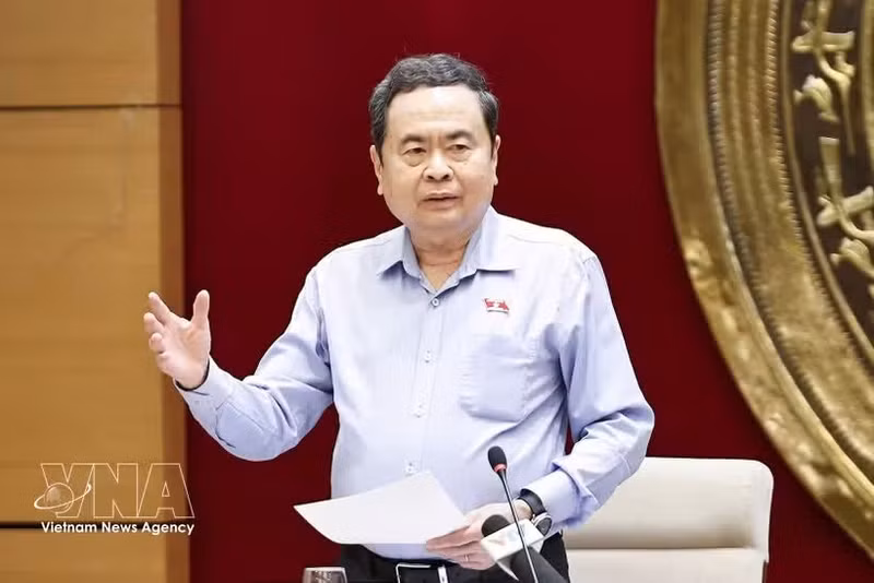 越南国会主席陈青敏在会上发言。