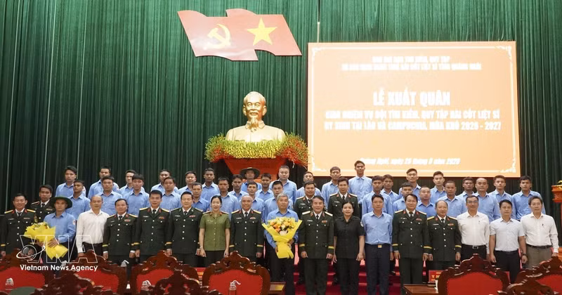 各位代表与K53队成员合影。