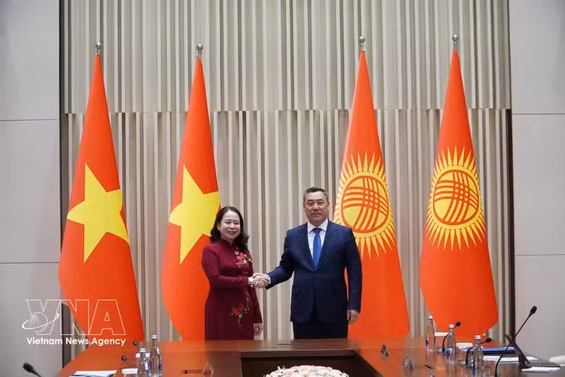 越南国家副主席武氏映春会见吉尔吉斯斯坦总统萨德尔·扎帕罗夫。（图片来源：越通社）