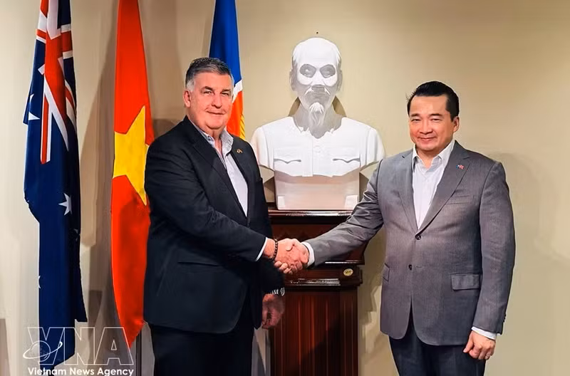 越南驻珀斯总领事范海英在越南驻珀斯总领事馆驻地会见西澳大利亚州-越南商业理事会（WAVBC）主席大卫·摩根。