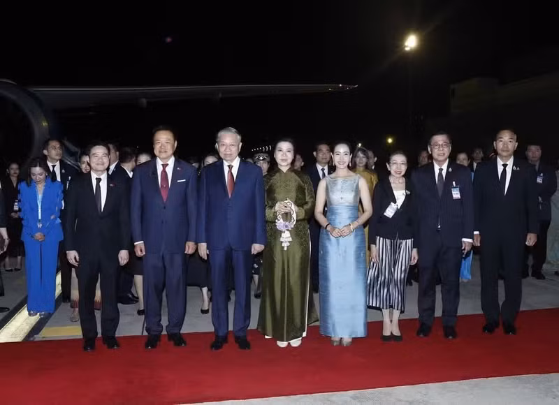 泰国总理阿努廷·参威拉军与夫人以及多位泰国王室政府官员前往廊曼国际机场，为越共中央总书记、国家主席苏林及夫人送行。