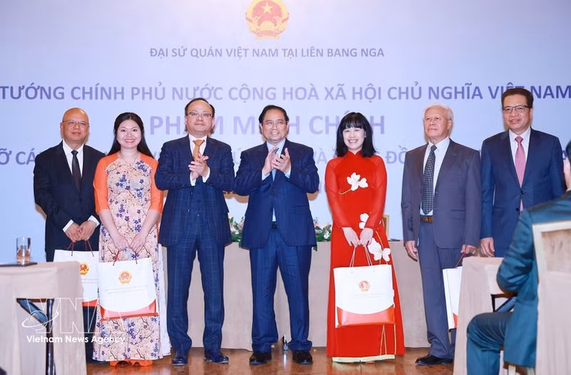 越南政府总理范明正向旅俄罗斯越南人社群赠送礼品。