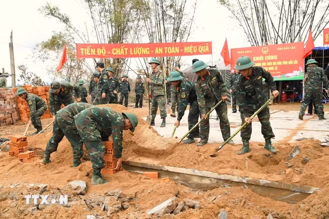 第五军区干部战士正紧急为得乐省群众建设新住房。（图片来源：越通社）