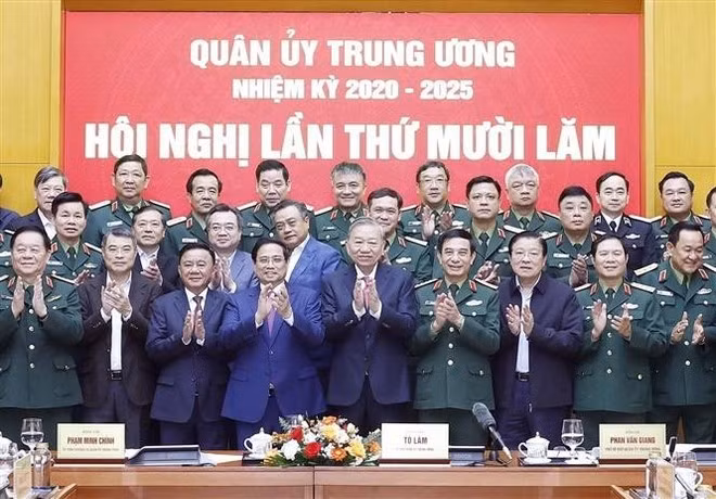 越共中央总书记、中央军委书记苏林和各位代表合影。